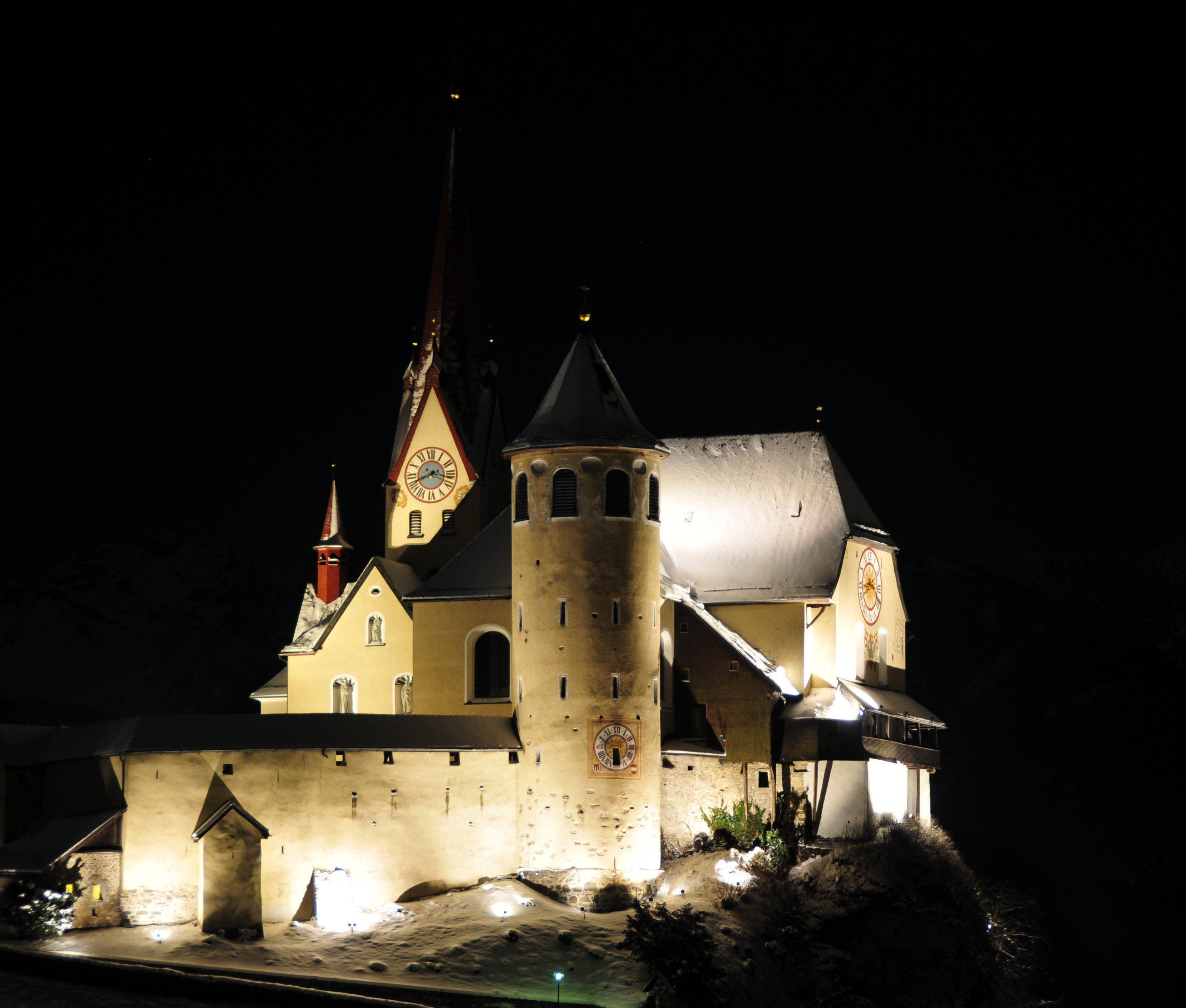 Auch die Ranweiler Basilika macht mit bei der Earth Hour.