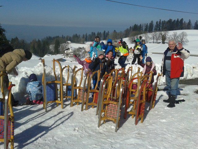 Beste Laune bei Rodelopa Günther Lutz und seinen Schülern beim Rodeltag in Ammenegg.