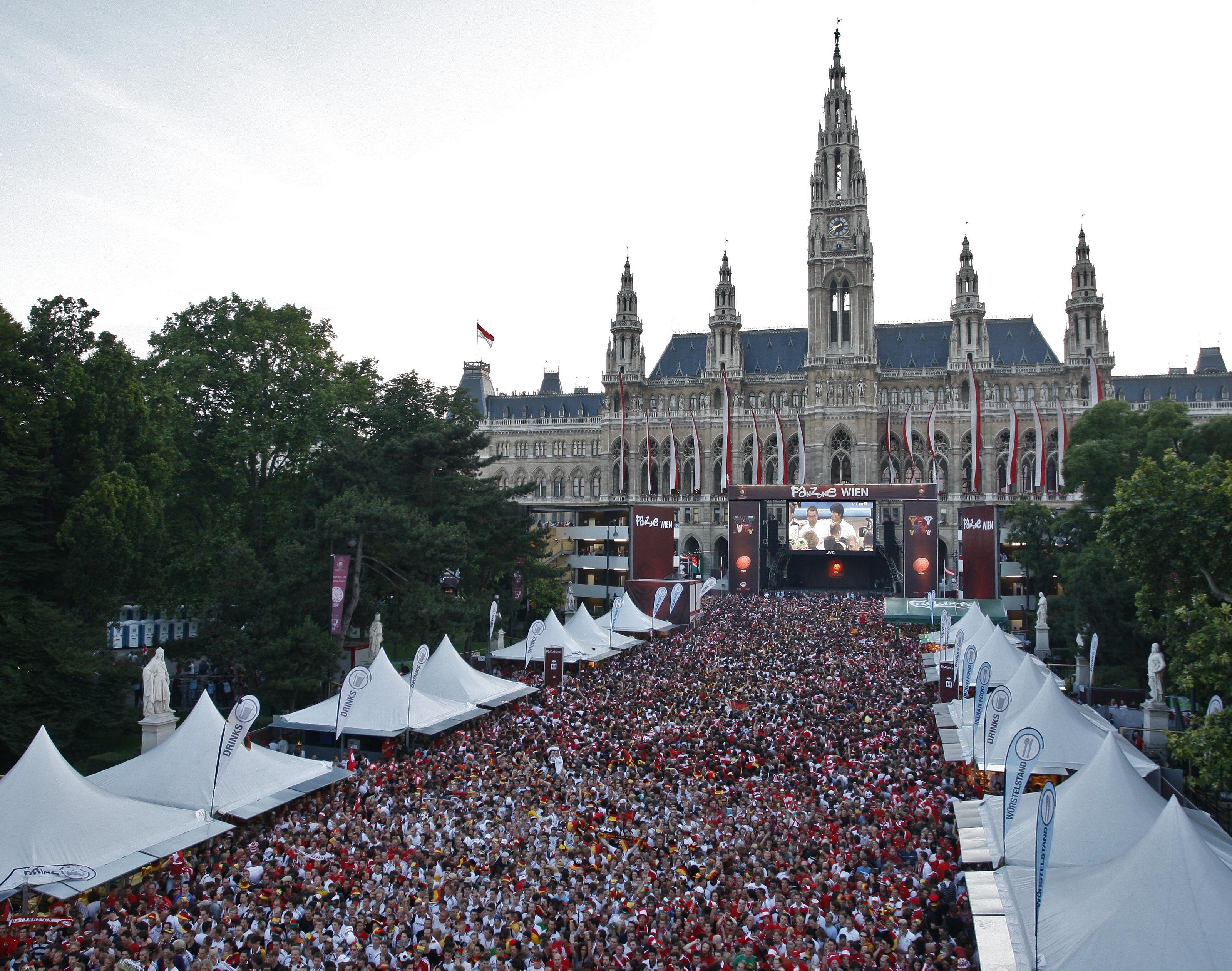 Der Rathausplatz wird im Juni zur Fußball-Fanzone. Der Rathausplatz wird im Juni zur Fußball-Fanzone.