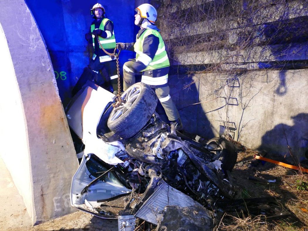 Das völlig zerstörte Fahrzeug nach dem Unfall auf der S6. Das völlig zerstörte Fahrzeug nach dem Unfall auf der S6.
