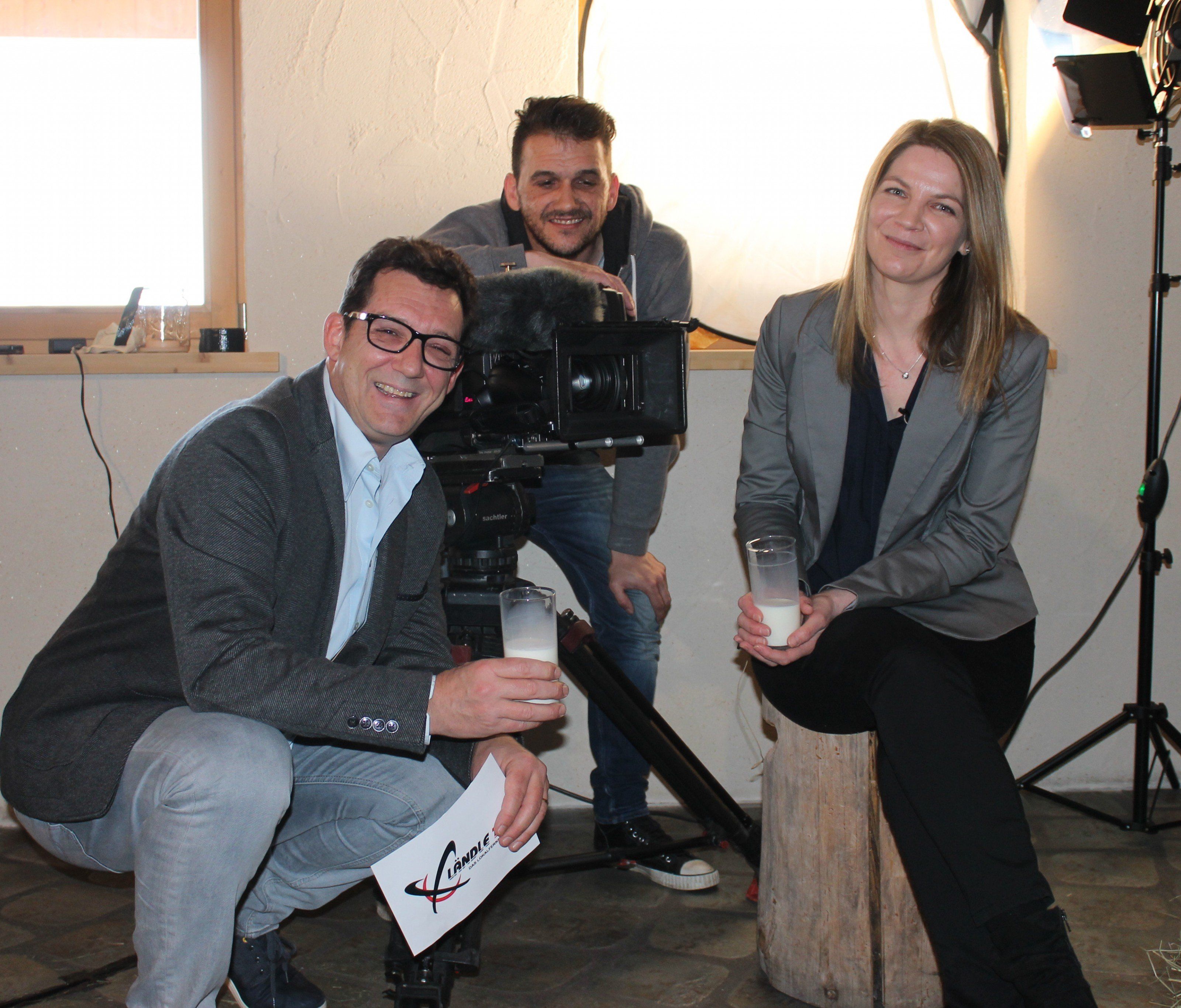 Vor der Fernsehaufzeichnung noch ein kurzes Briefing von Kameramann Alex Jenny und "eintrinken" mit frischer Heumilch aus dem großen Walsertal - © Gerhard Frei / Emmi Vor der Fernsehaufzeichnung noch ein kurzes Briefing von Kameramann Alex Jenny und "eintrinken" mit frischer Heumilch aus dem großen Walsertal - © Gerhard Frei / Emmi