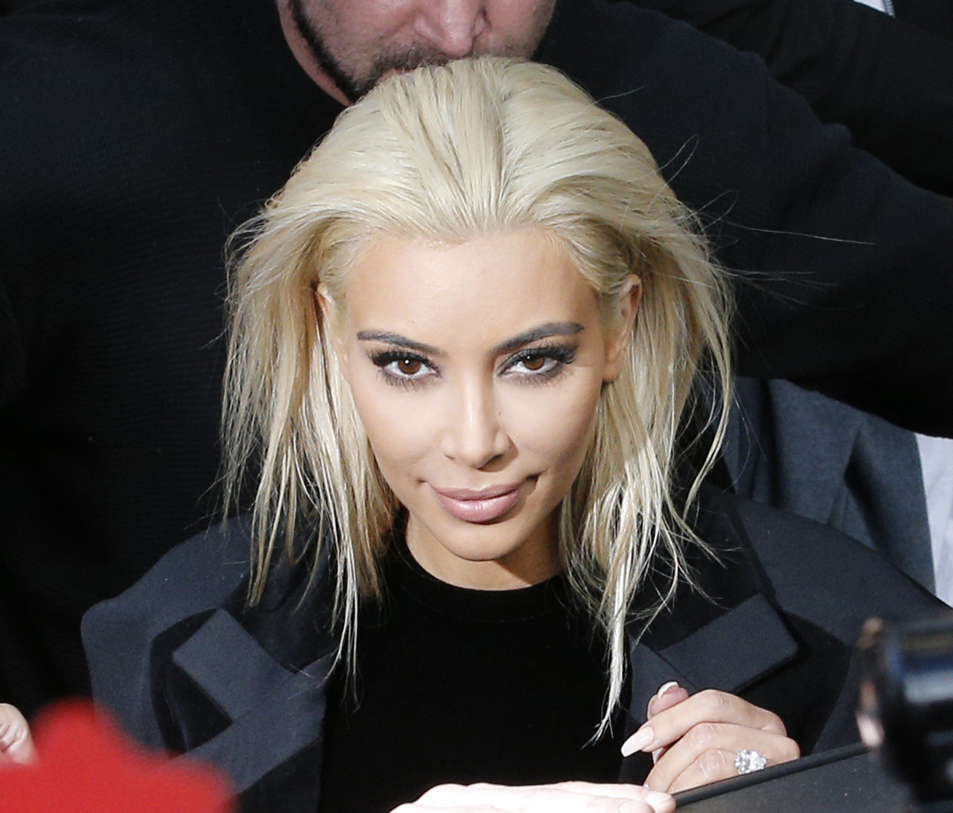 Kim Kardashian zieht wieder blank. Kim Kardashian zieht wieder blank.