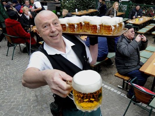 Das Schweizerhaus ist offiziell in die neue Saison gestartet. Das Schweizerhaus ist offiziell in die neue Saison gestartet.