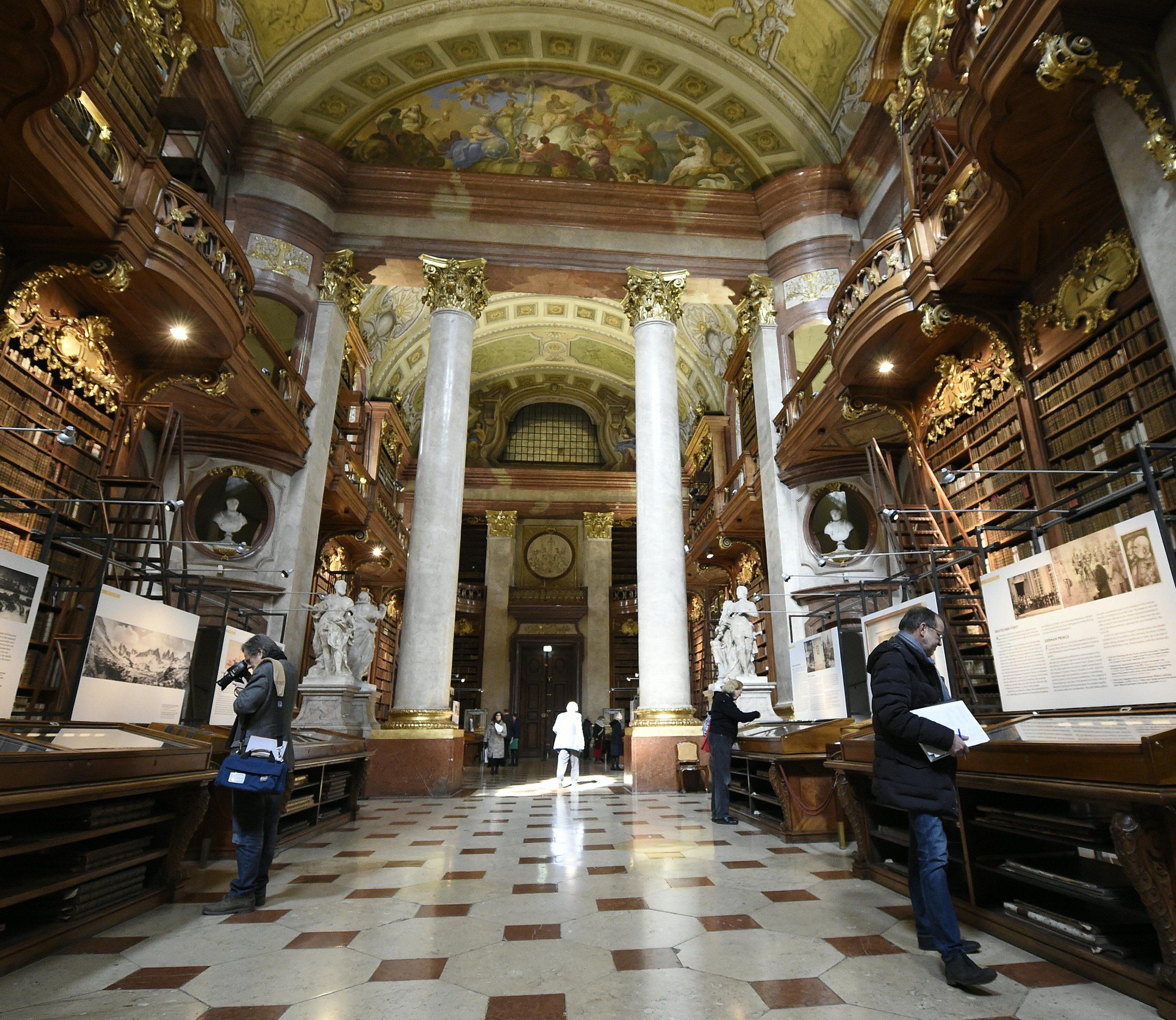 Ab heute ist im Prunksaal der Nationalbibliothek die Shau "Der ewige Kaiser" zu sehen. Ab heute ist im Prunksaal der Nationalbibliothek die Shau "Der ewige Kaiser" zu sehen.