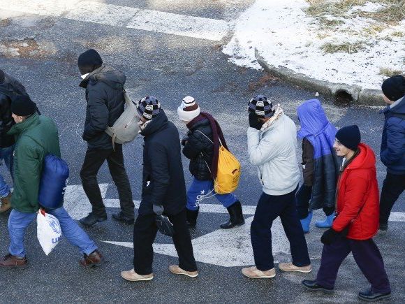 Die Bundesländer sollen vom Ausgleichsfonds profitieren, wenn sie etwa keine Kürzungen für Flüchtlinge vornehmen. Die Bundesländer sollen vom Ausgleichsfonds profitieren, wenn sie etwa keine Kürzungen für Flüchtlinge vornehmen.