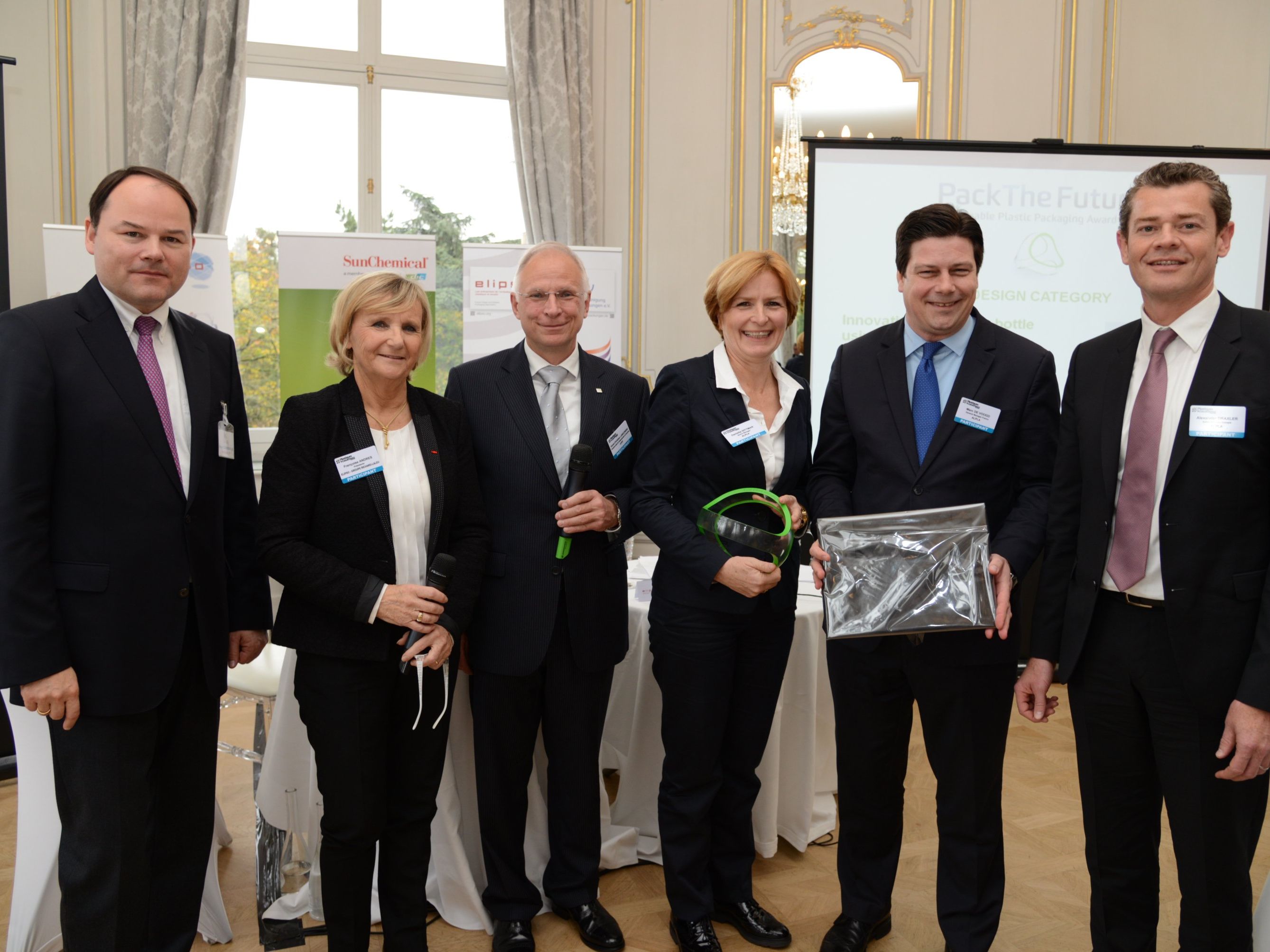 Im November 2015 erhielt ALPLA den PackTheFuture-Award in Paris verliehen. Der Award hat das Ziel, das Innovationspotenzial und die Nachhaltigkeit von Kunststoffverpackungen in Europa bekannter zu machen. Im November 2015 erhielt ALPLA den PackTheFuture-Award in Paris verliehen. Der Award hat das Ziel, das Innovationspotenzial und die Nachhaltigkeit von Kunststoffverpackungen in Europa bekannter zu machen.