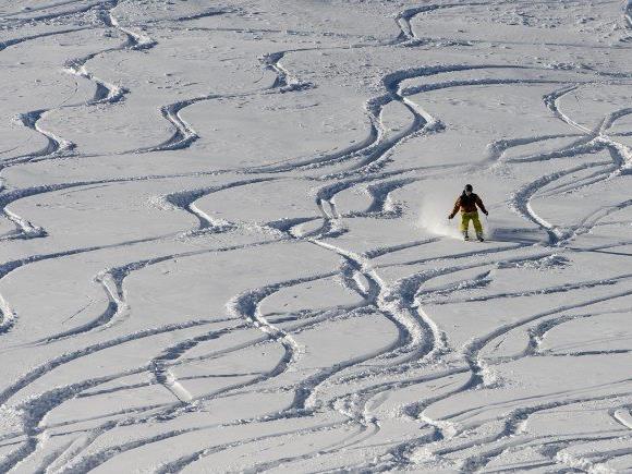 Die Polizei sucht nach einem Ski-Unfall in Lech nach Zeugen.