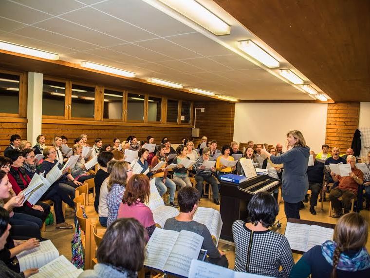 Die Proben für das bevorstehende Konzert im Montforthaus laufen derzeit auf Hochtouren. Im Bild: Probe mit Gaby Derflinger in Nofels. Die Proben für das bevorstehende Konzert im Montforthaus laufen derzeit auf Hochtouren. Im Bild: Probe mit Gaby Derflinger in Nofels.