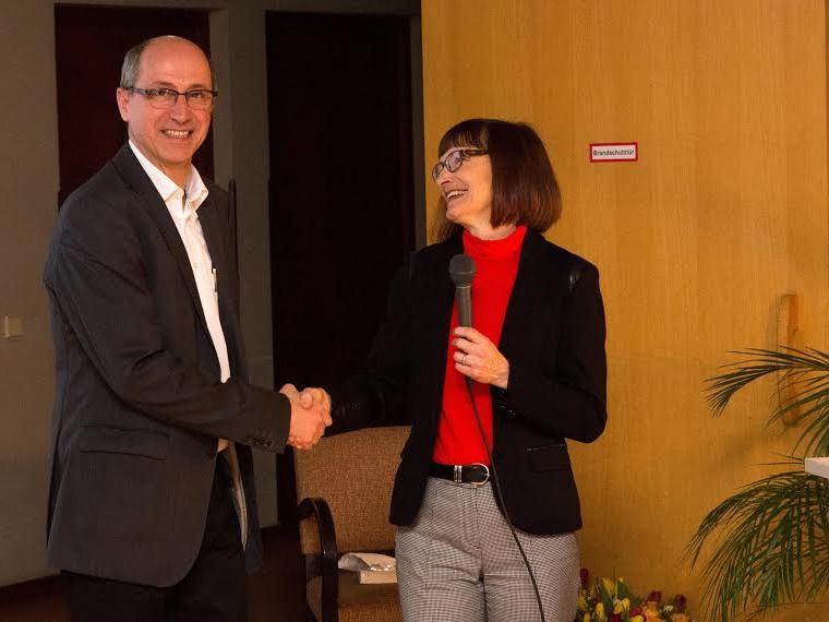 Obmann Werner Gopp mit Ortsvorsteherin Doris Wolf bei der Jahreshauptversammlung 2016 im Haus Nofels.