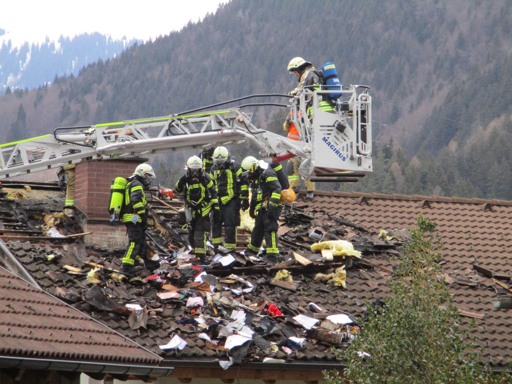 In Tschagguns geriet am Sonntagnachmittag ein Dachstuhl in Brand.