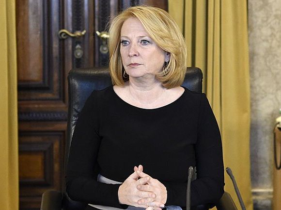 Nationalratspräsidentin Doris Bures (SPÖ) wandte sich in der aktuellen Debatte an die BP-Kandidaten Nationalratspräsidentin Doris Bures (SPÖ) wandte sich in der aktuellen Debatte an die BP-Kandidaten