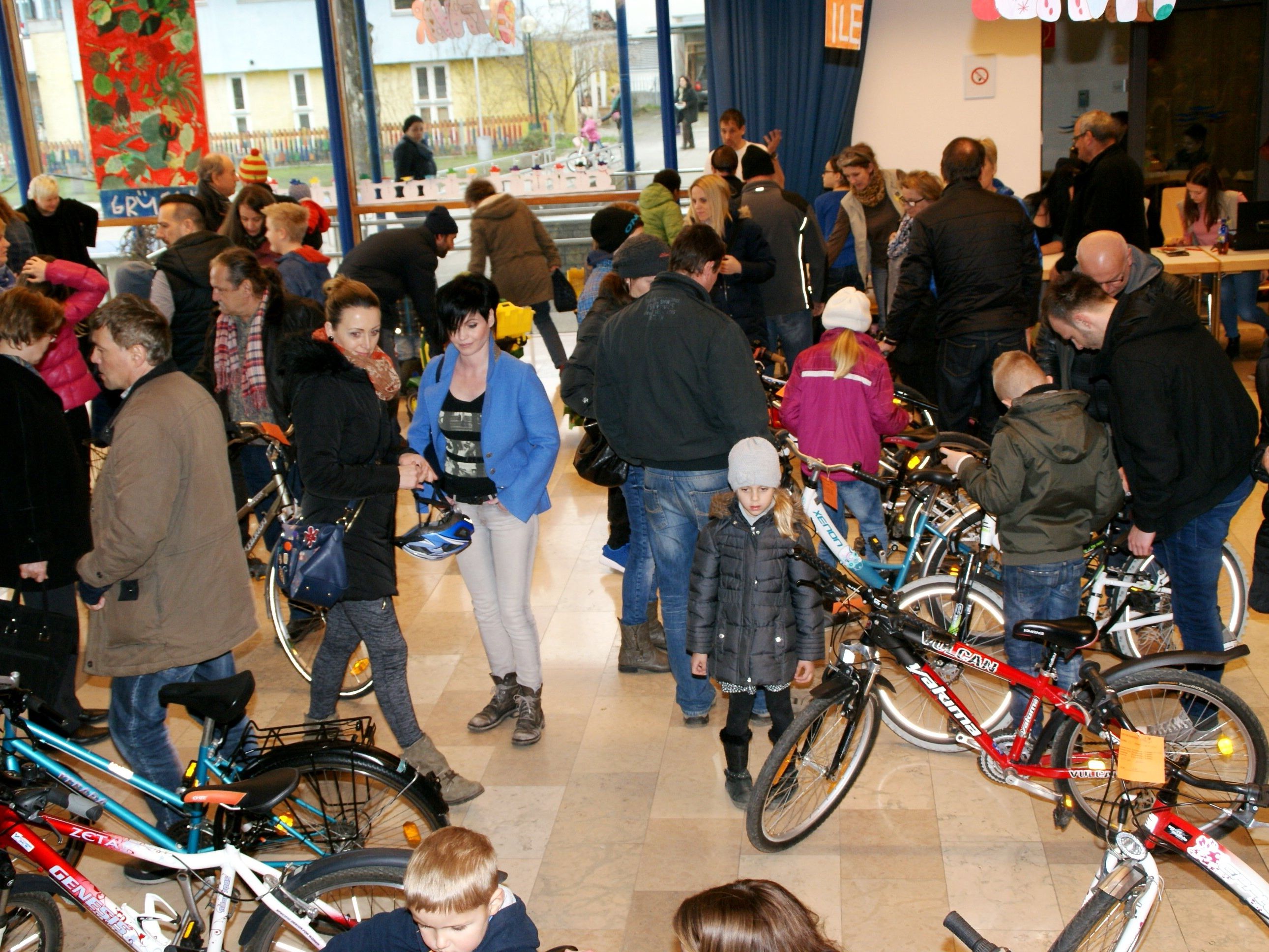 Ansturm beim Ferizeit- und Fahrradbasar Ansturm beim Ferizeit- und Fahrradbasar