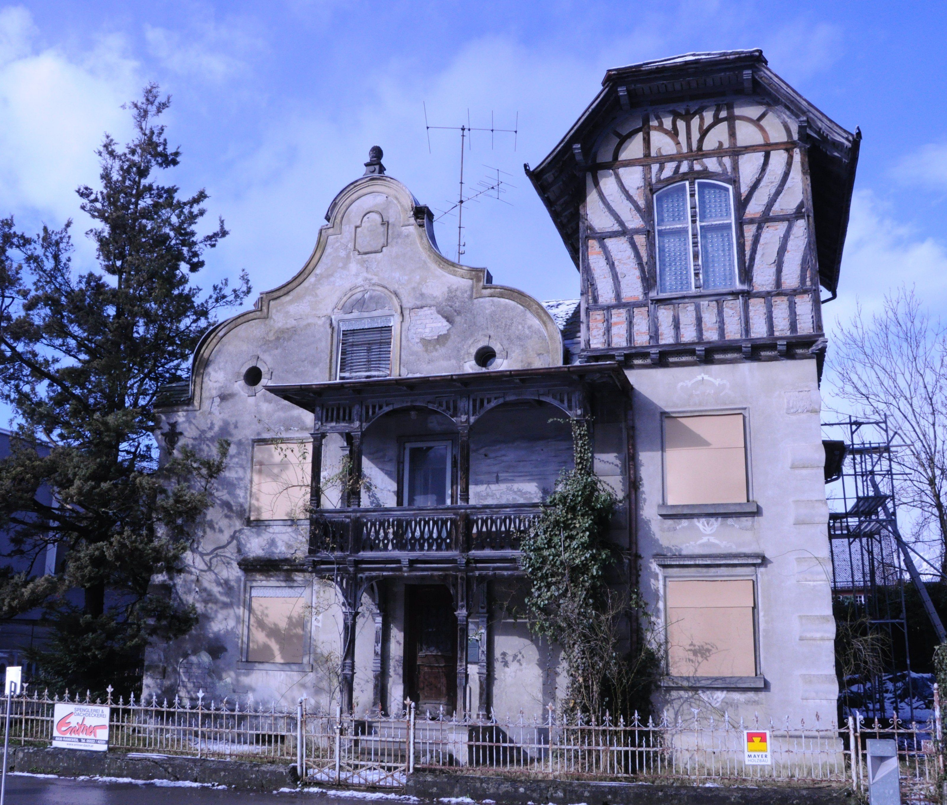 Die Notmaßnahmen an der Denkmal geschützten Häusle Villa wurden abgeschlossen. Die Notmaßnahmen an der Denkmal geschützten Häusle Villa wurden abgeschlossen.