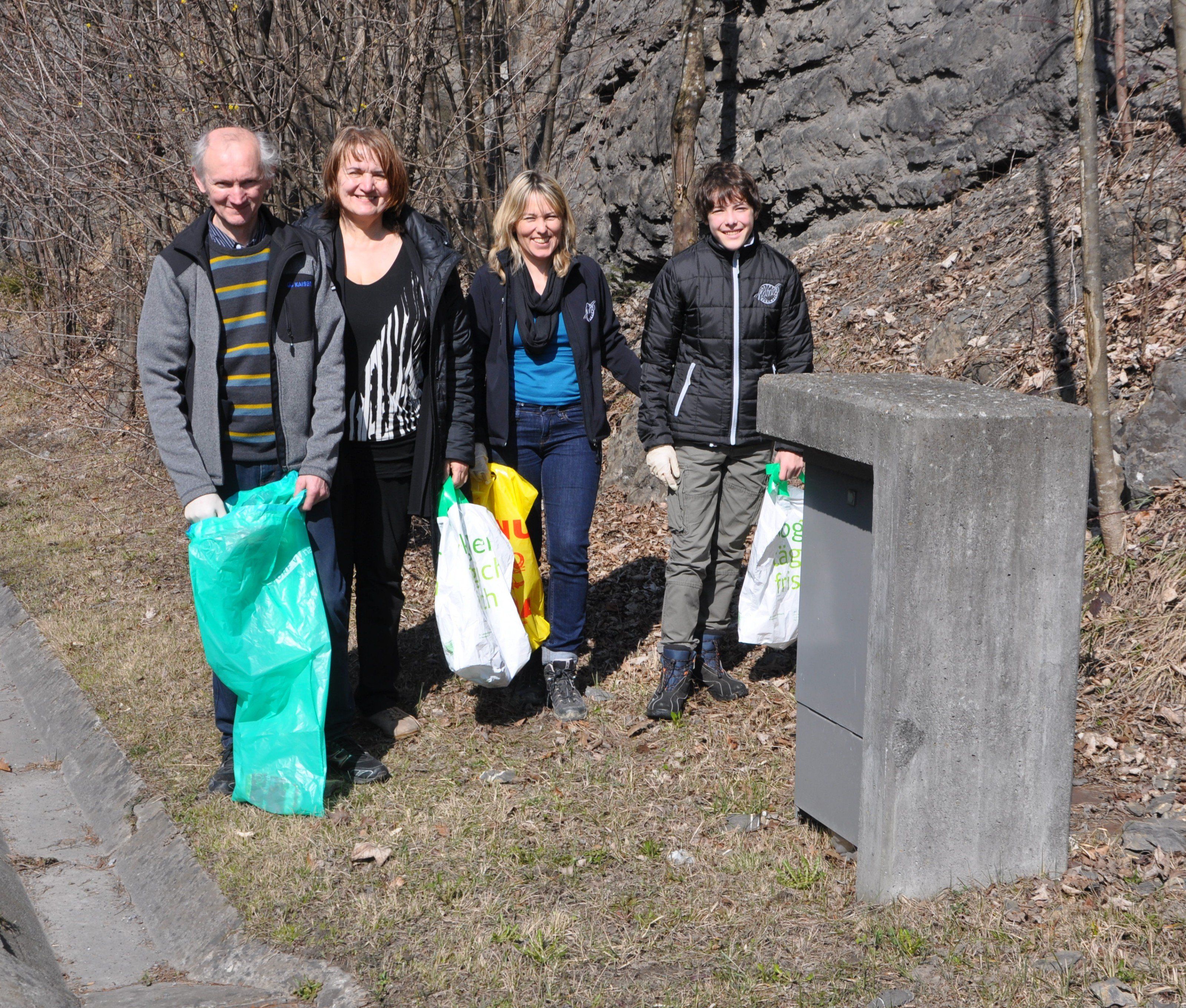 Viele engagierte Bürger halfen bei der Flurreinigung mit. Viele engagierte Bürger halfen bei der Flurreinigung mit.