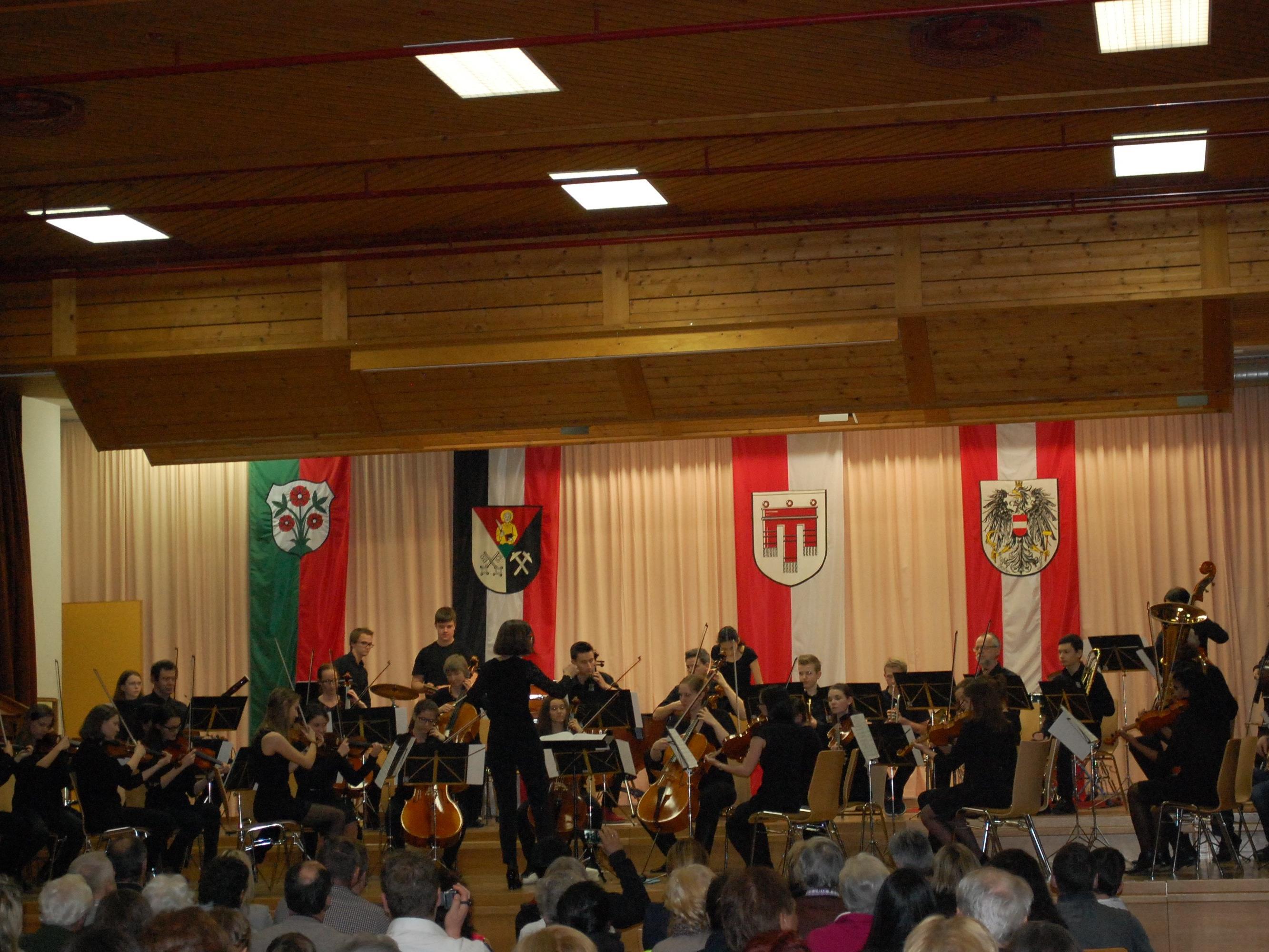Den Schlusspunkt bildete das Orchester mit sinfonischer Besetzung unter der Leitung von Waltraud Pfefferkorn.