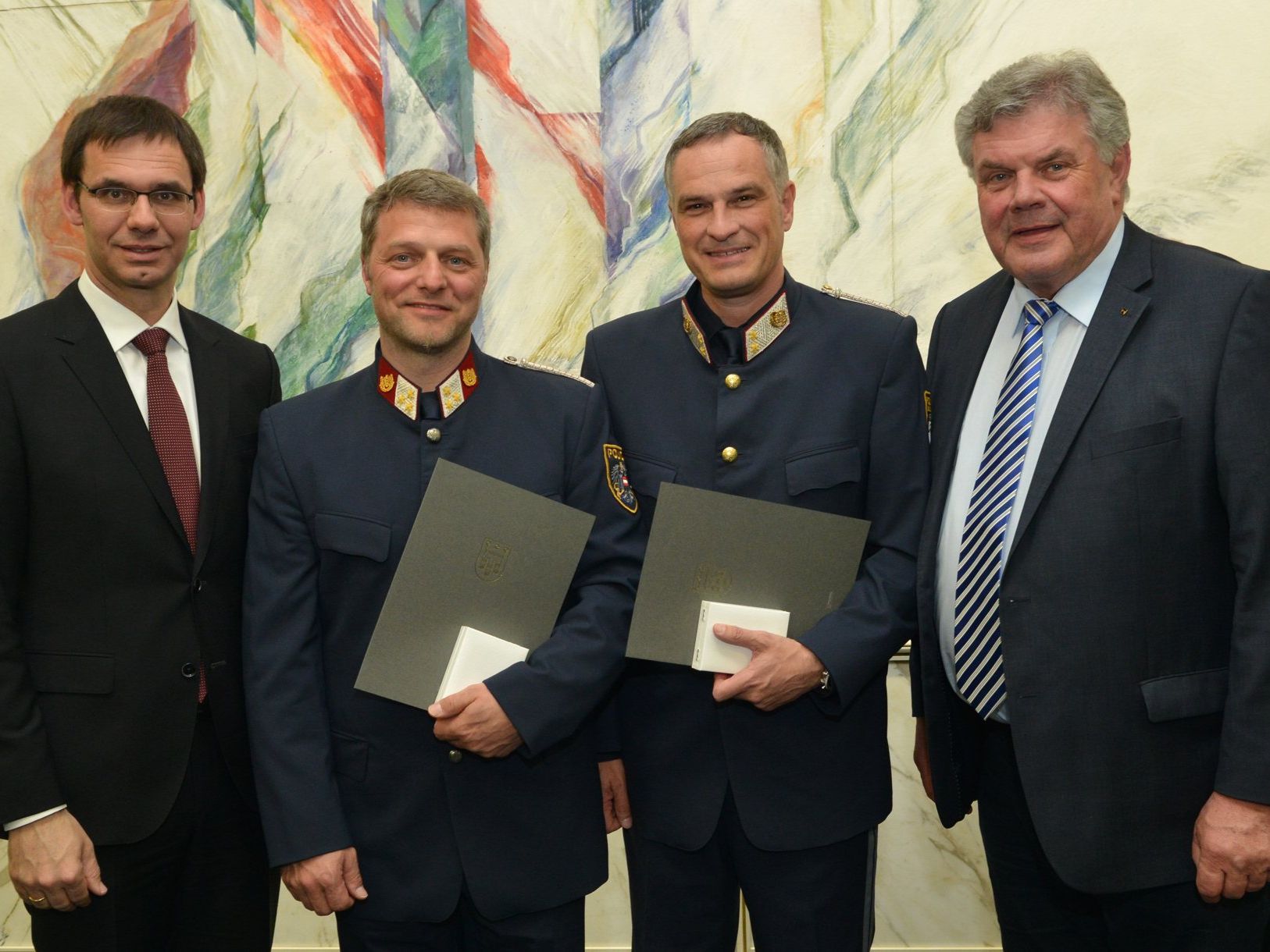 Rettungsmedaillen gingen an Bezirksinspektor Walter Bitschnau von der Polizeiinspektion Bludenz und Kontrollinspektor Mario Leiter vom Stadtpolizeikommando Bludenz. Mit vereinten Kräften haben sie Ende November 2015 einen 81-jährigen Bludenzer, der bereits das Bewusstsein verloren hatte, aus einem brennenden Bauernhaus gerettet. Rettungsmedaillen gingen an Bezirksinspektor Walter Bitschnau von der Polizeiinspektion Bludenz und Kontrollinspektor Mario Leiter vom Stadtpolizeikommando Bludenz. Mit vereinten Kräften haben sie Ende November 2015 einen 81-jährigen Bludenzer, der bereits das Bewusstsein verloren hatte, aus einem brennenden Bauernhaus gerettet.