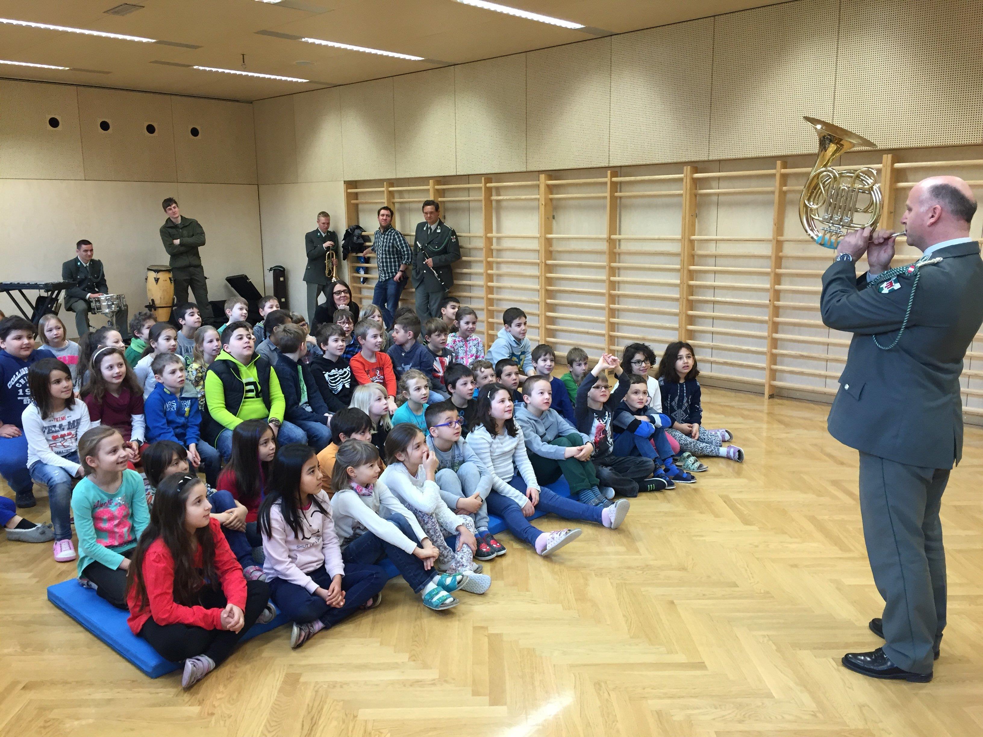 Die Militärmusik spielte in den Volksschulen Gisingens.
