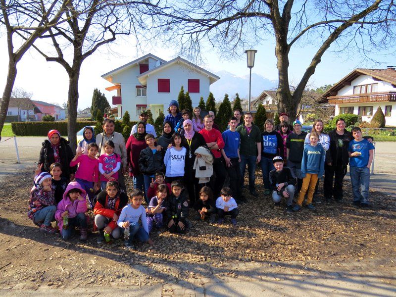 Die freiwilligen Helfer zusammen mit den Flüchtlingsfamilien bei der Volksschule Nofels. Die freiwilligen Helfer zusammen mit den Flüchtlingsfamilien bei der Volksschule Nofels.