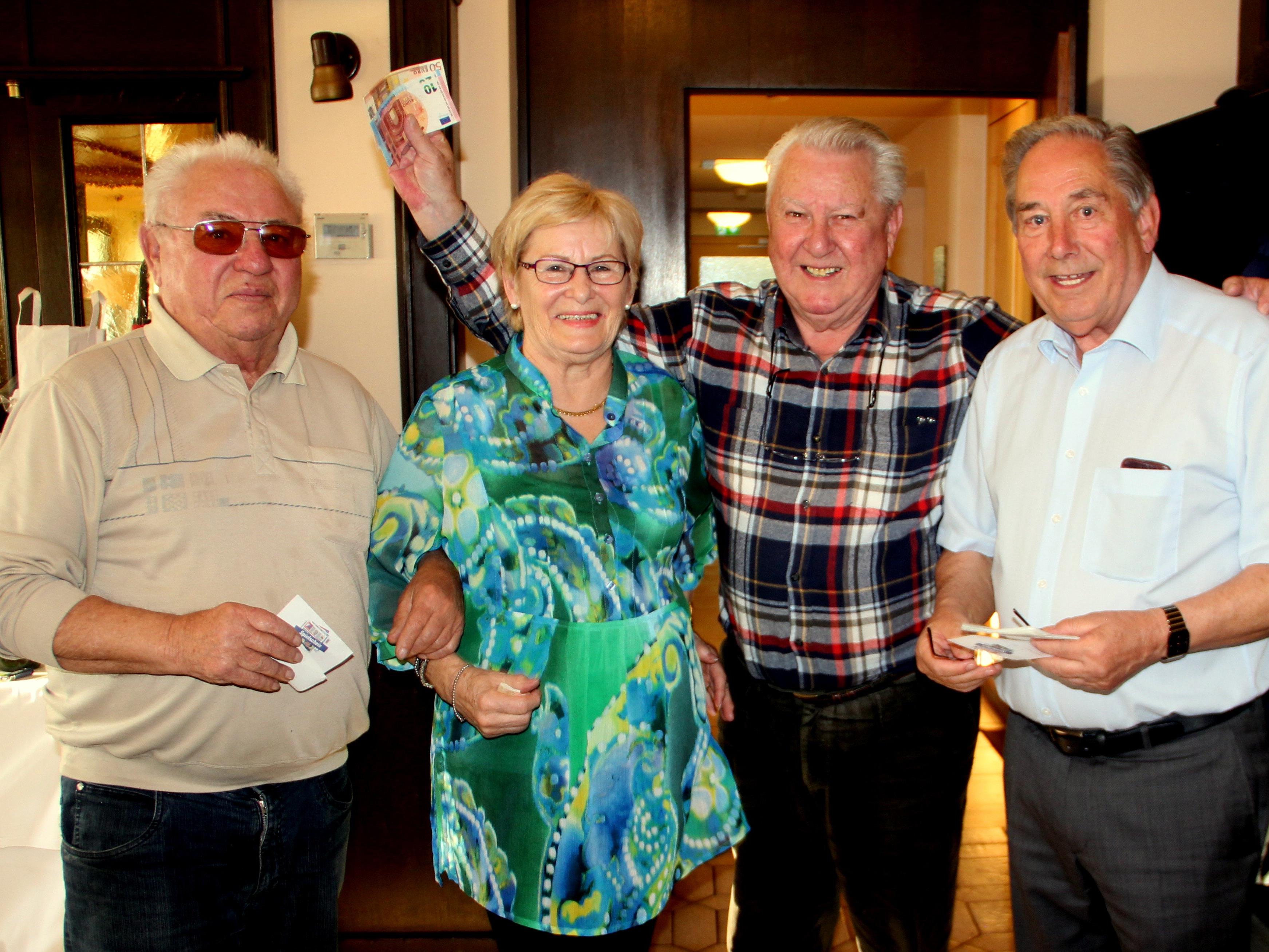 Gewinner des Seniorenring-Preisjassen (v.l.n.r): Toni Buttazoni, Gitte Gauster, Heinz Fitz, Pepi Suitner (Spielleiter)