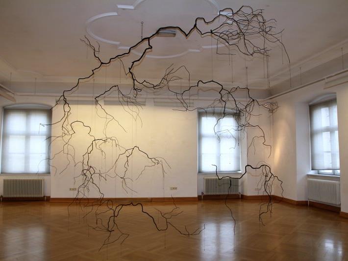 Für eine regelrechte Überraschung beim Betrachter sorgt diese Installation von Shao Yinong im Palais Liechtenstein.