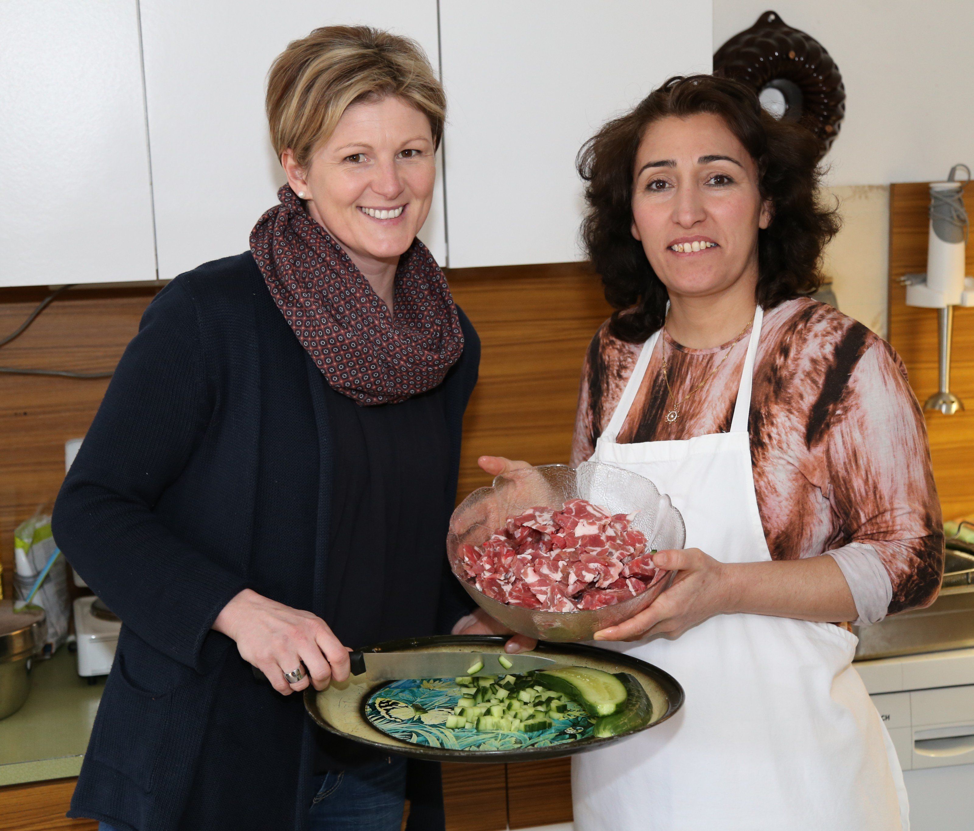 Manuela Buhl vom AK Integration kochte gemeinsam mit Jehan Mamo aus Syrien besondere Köstlichkeiten. Manuela Buhl vom AK Integration kochte gemeinsam mit Jehan Mamo aus Syrien besondere Köstlichkeiten.