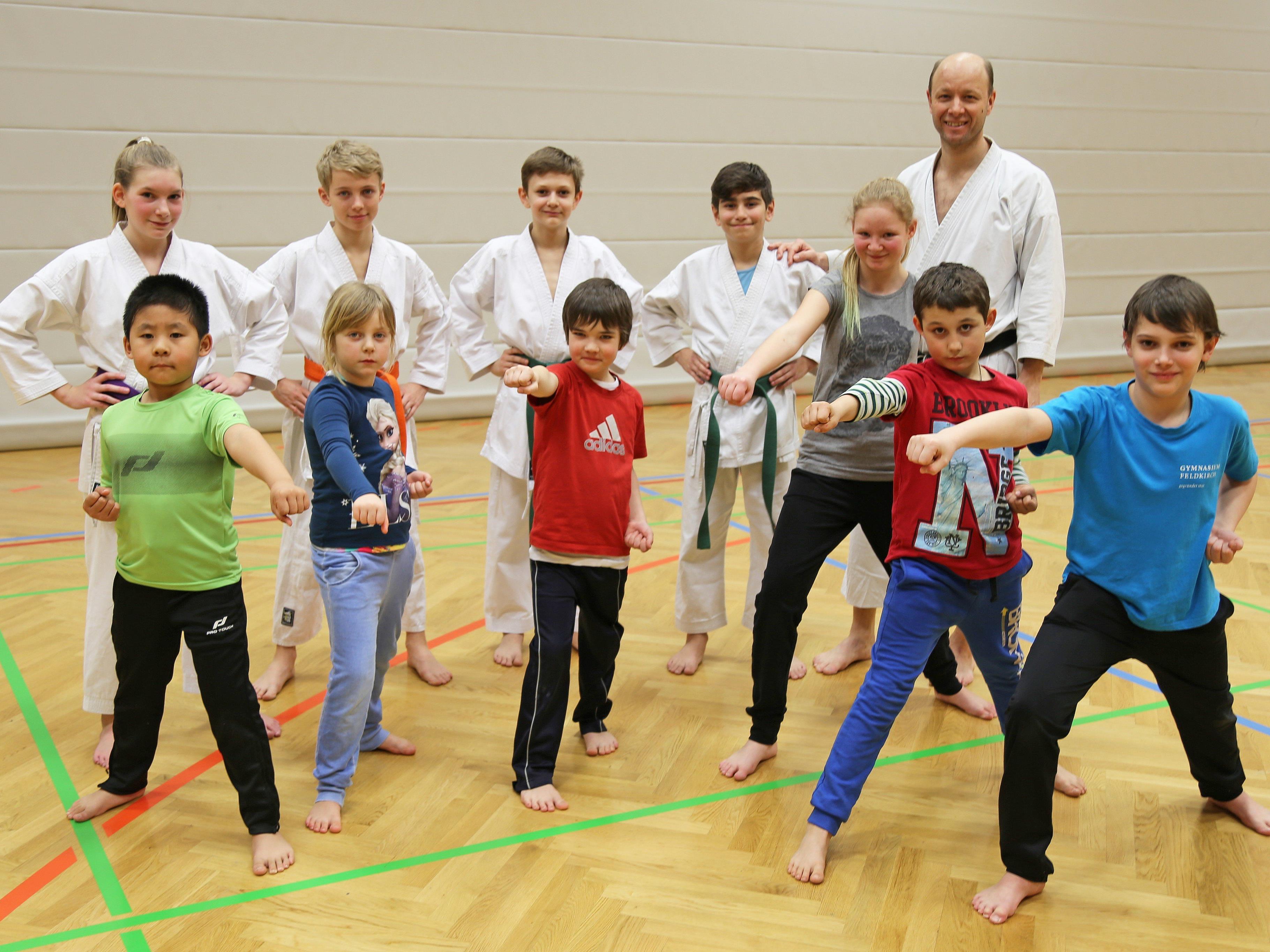 Zwei Mal die Woche findet in der Sporthalle Oberau in Gisingen das Karatetraining für Kinder und Erwachsene statt.