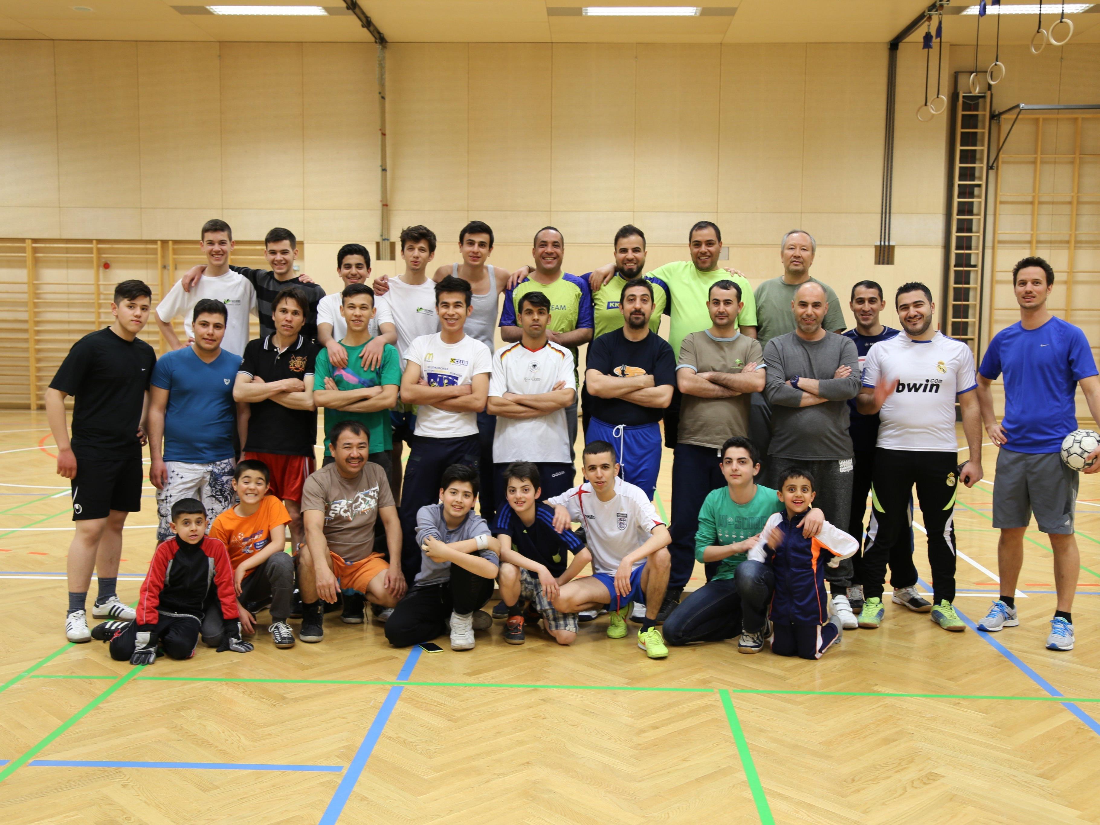 Zahlreiche Asylwerber freuen sich auf das gemeinsame Fußballspielen in der Sporthalle Oberau.