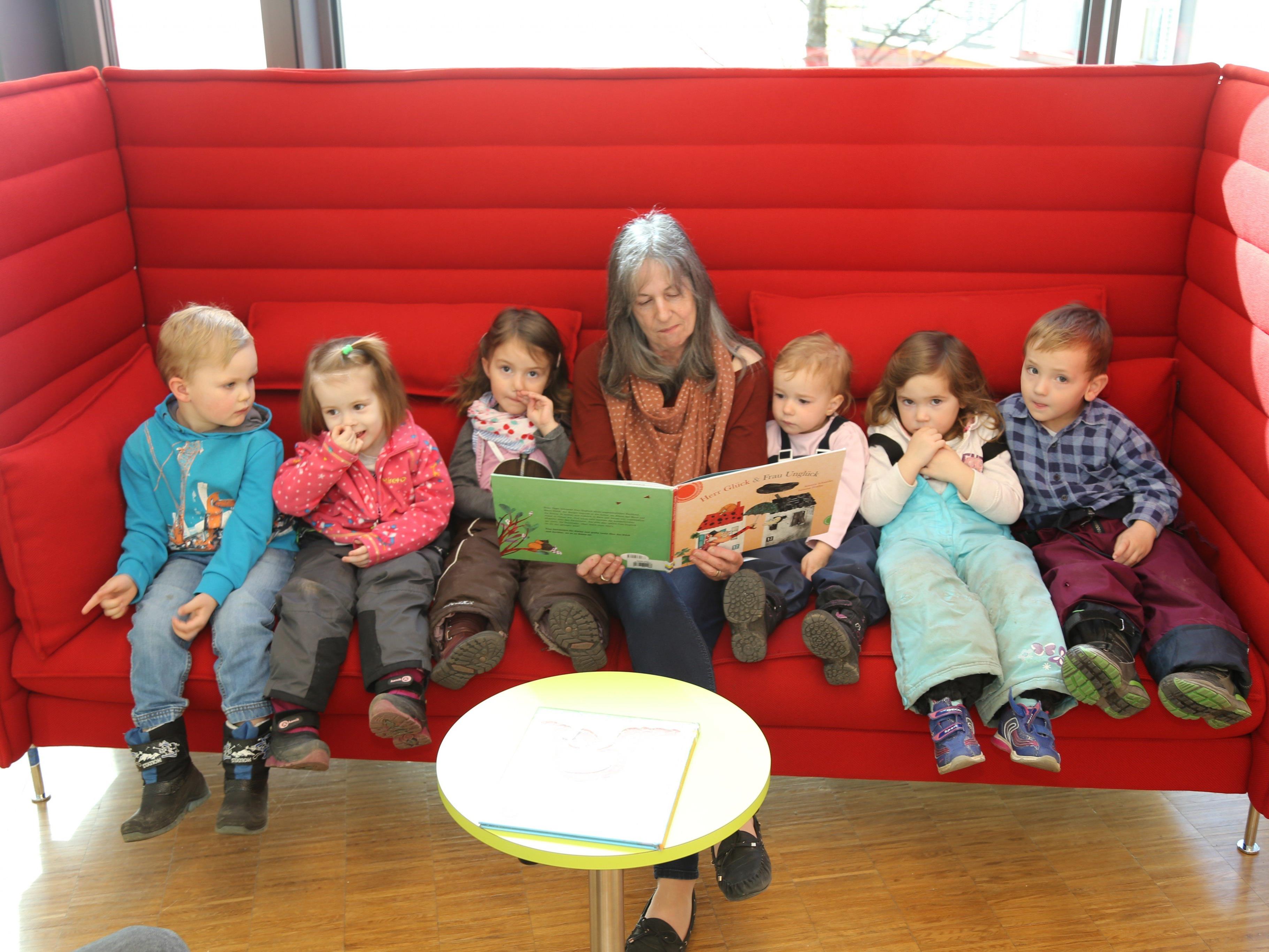 Hildegard Nachbaur las den Kleinkindern die Geschichte von "Herr Glück und Frau Unglück" vor.