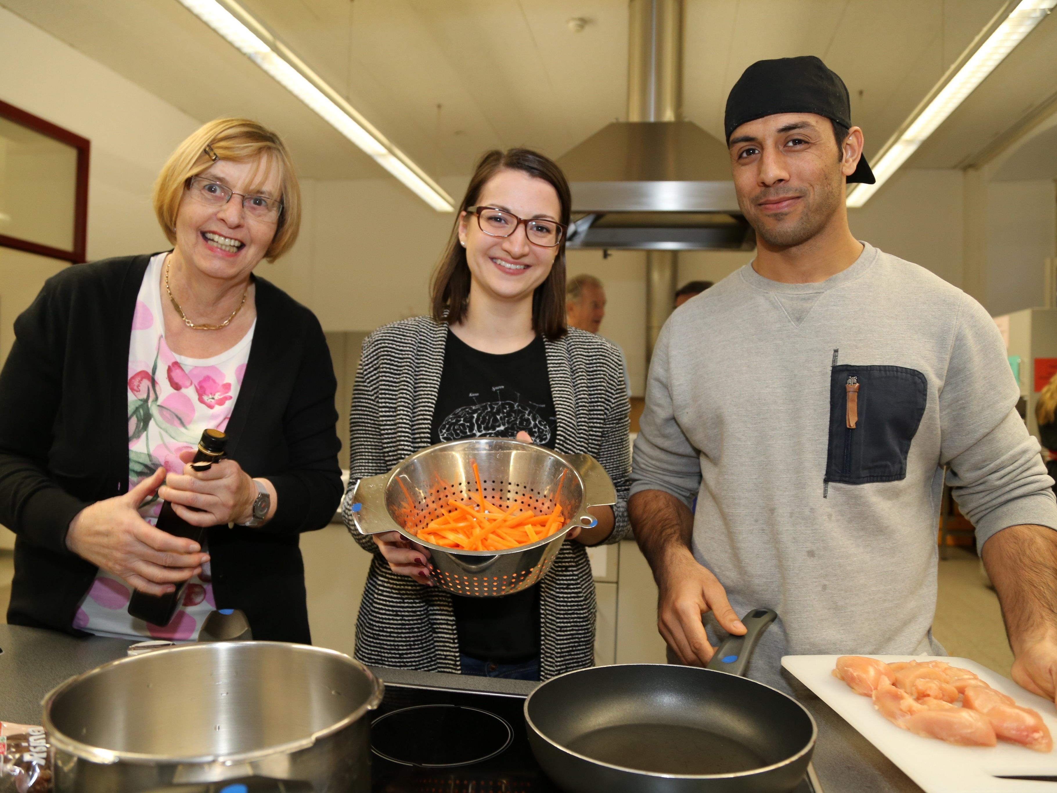 Teilnehmer und Organisatoren zauberten leckere Mahlzeiten in der Poly-Küche.