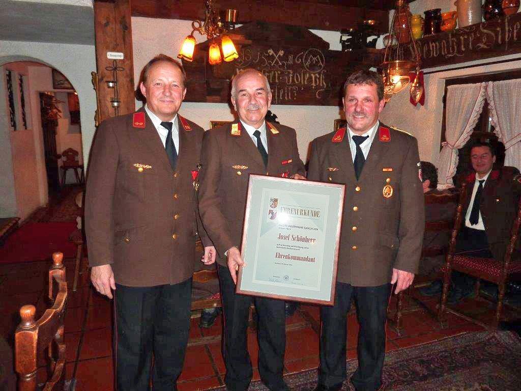 Das Verdienstkreuz in Silber wurde an Josef Schönherr verliehen, der überdies zum Ehrenkommandant der Ortsfeuerwehr Gaschurn ernannt wurde.