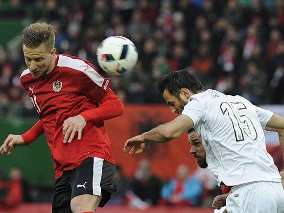 Mergim Mavraj (Albanien) gegen Marc Janko (AUT/l.) beim Spiel in Wien Mergim Mavraj (Albanien) gegen Marc Janko (AUT/l.) beim Spiel in Wien