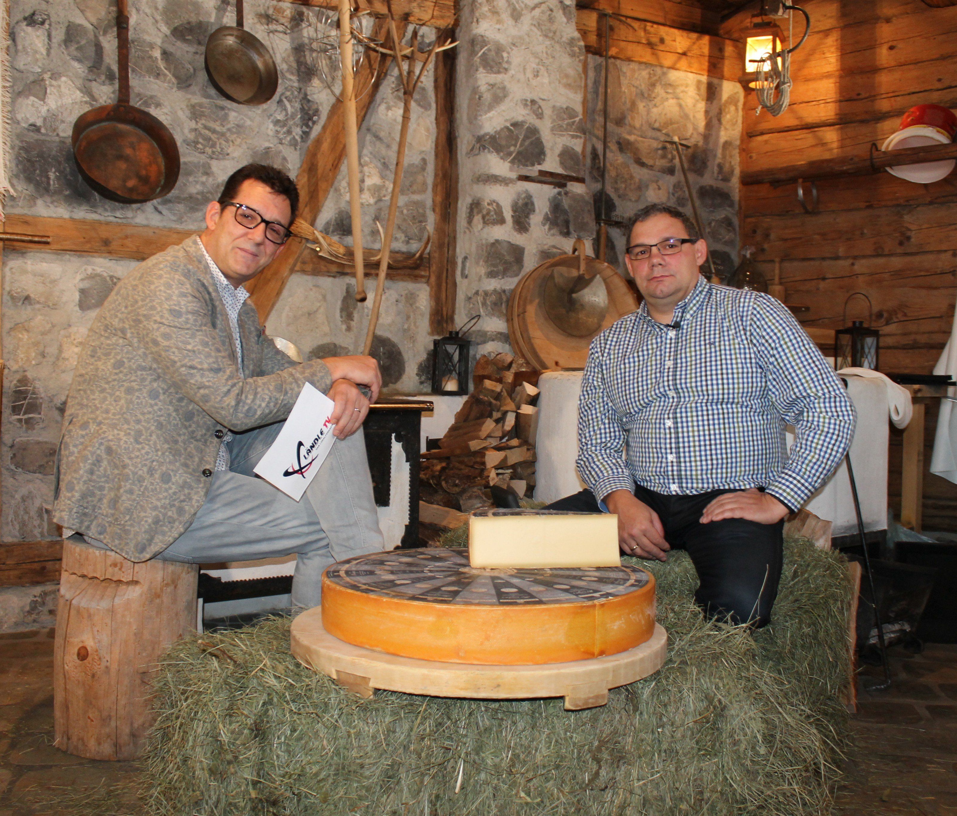 Mit Stefan Nigsch von der Emmi-Konfektioniereung startet die 11-teilige Ländle-TV-Infosendung mit Moderator Andreas Seeburger aus der Sennerei-Biosphärenpark.haus in Sonntag-Boden. Mit Stefan Nigsch von der Emmi-Konfektioniereung startet die 11-teilige Ländle-TV-Infosendung mit Moderator Andreas Seeburger aus der Sennerei-Biosphärenpark.haus in Sonntag-Boden.