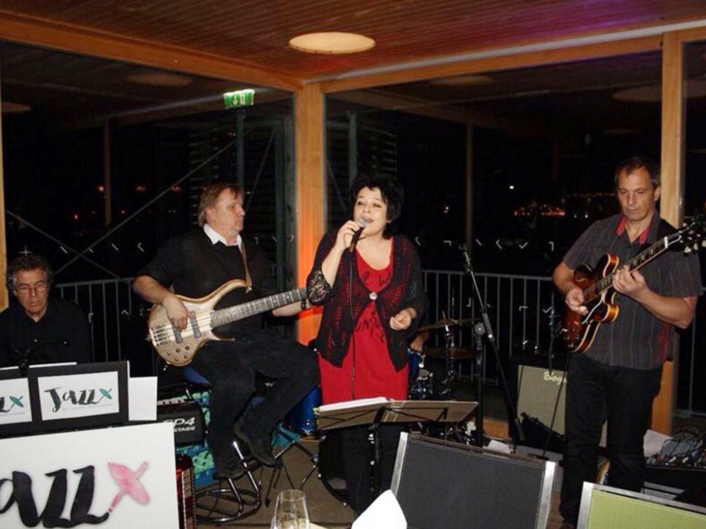 Sabine Bader und ihre Band „JazzX“ begleiten die Lesung musikalisch. Sabine Bader und ihre Band „JazzX“ begleiten die Lesung musikalisch.