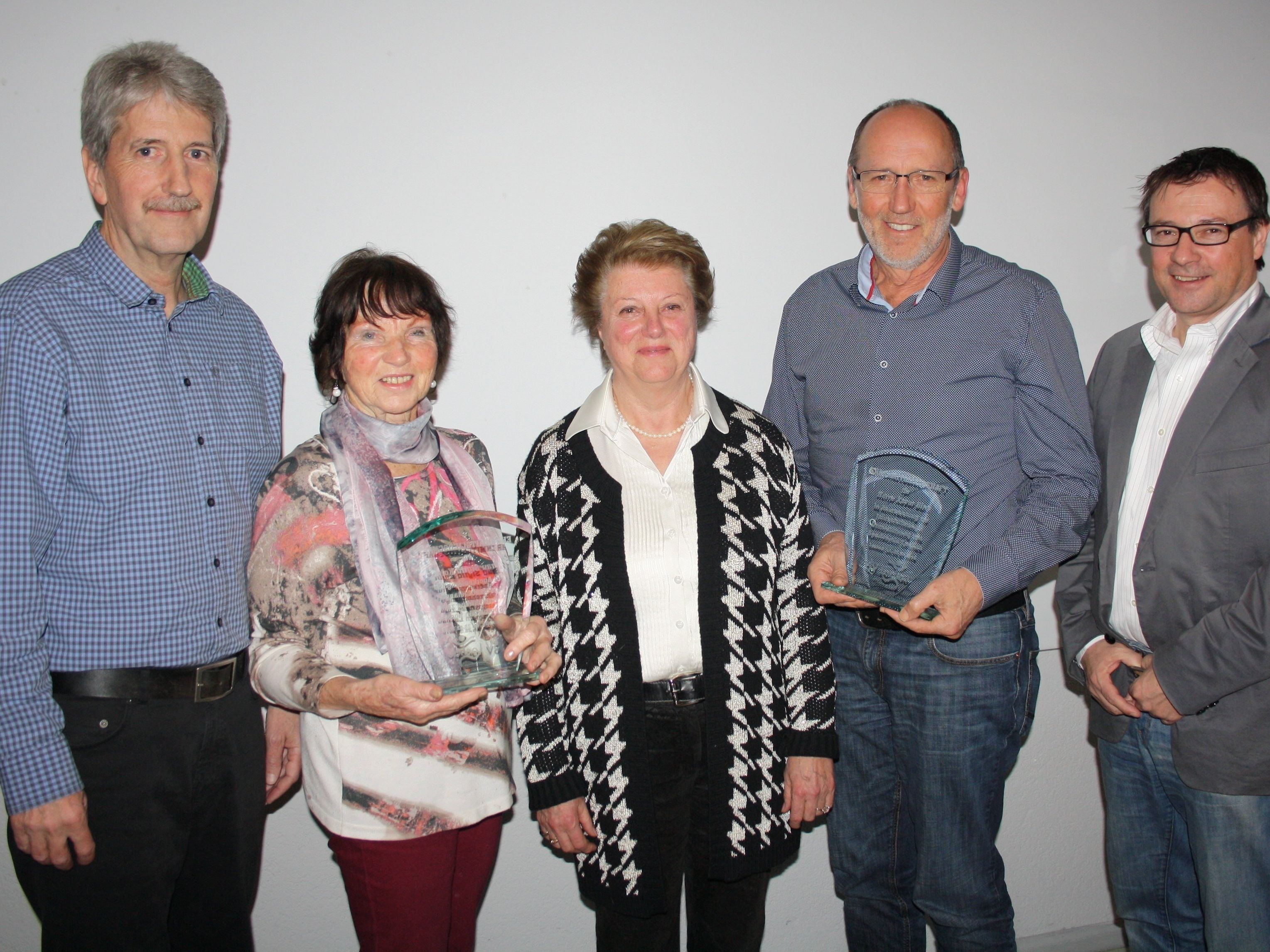 Die neuen Ehrenmitglieder des SV Lochau Sigrid Kolm und aBgm. Xaver Sinz mit Obfrau Christl Gerhalter und ihren Stellvertretern Manfred Obexer und Christophorus Schmid. Die neuen Ehrenmitglieder des SV Lochau Sigrid Kolm und aBgm. Xaver Sinz mit Obfrau Christl Gerhalter und ihren Stellvertretern Manfred Obexer und Christophorus Schmid.