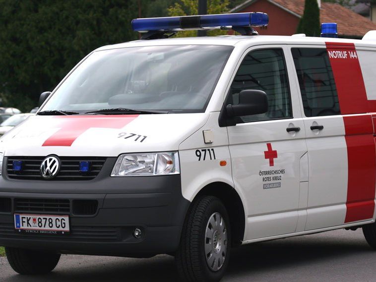 Fahrradfahrerin nach Kollision mit Auto schwer verletzt. Fahrradfahrerin nach Kollision mit Auto schwer verletzt.