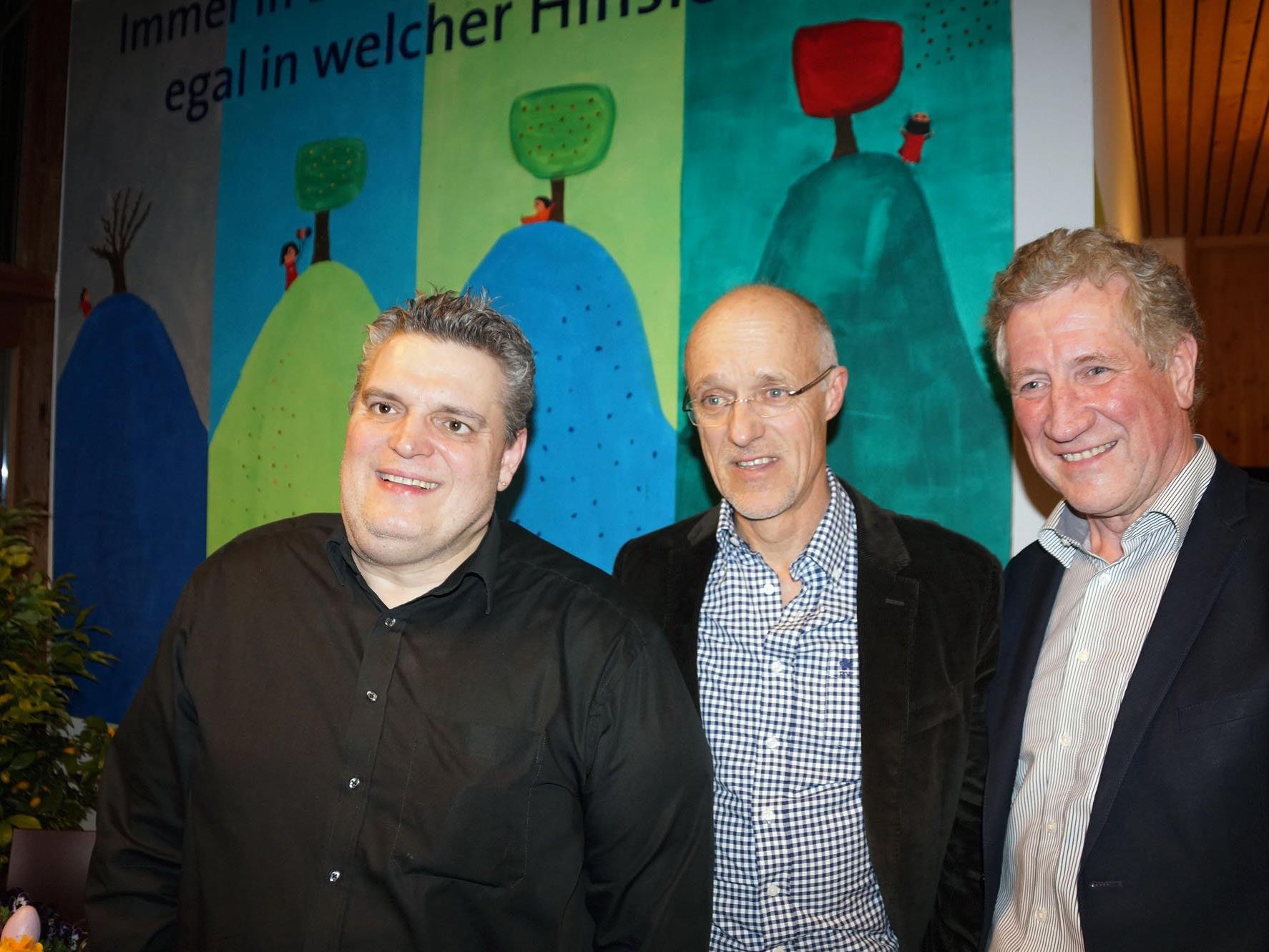 v.li.: Moderator George Nussbaumer mit Toni Innauer und Landesrat Erich Schwärzler.