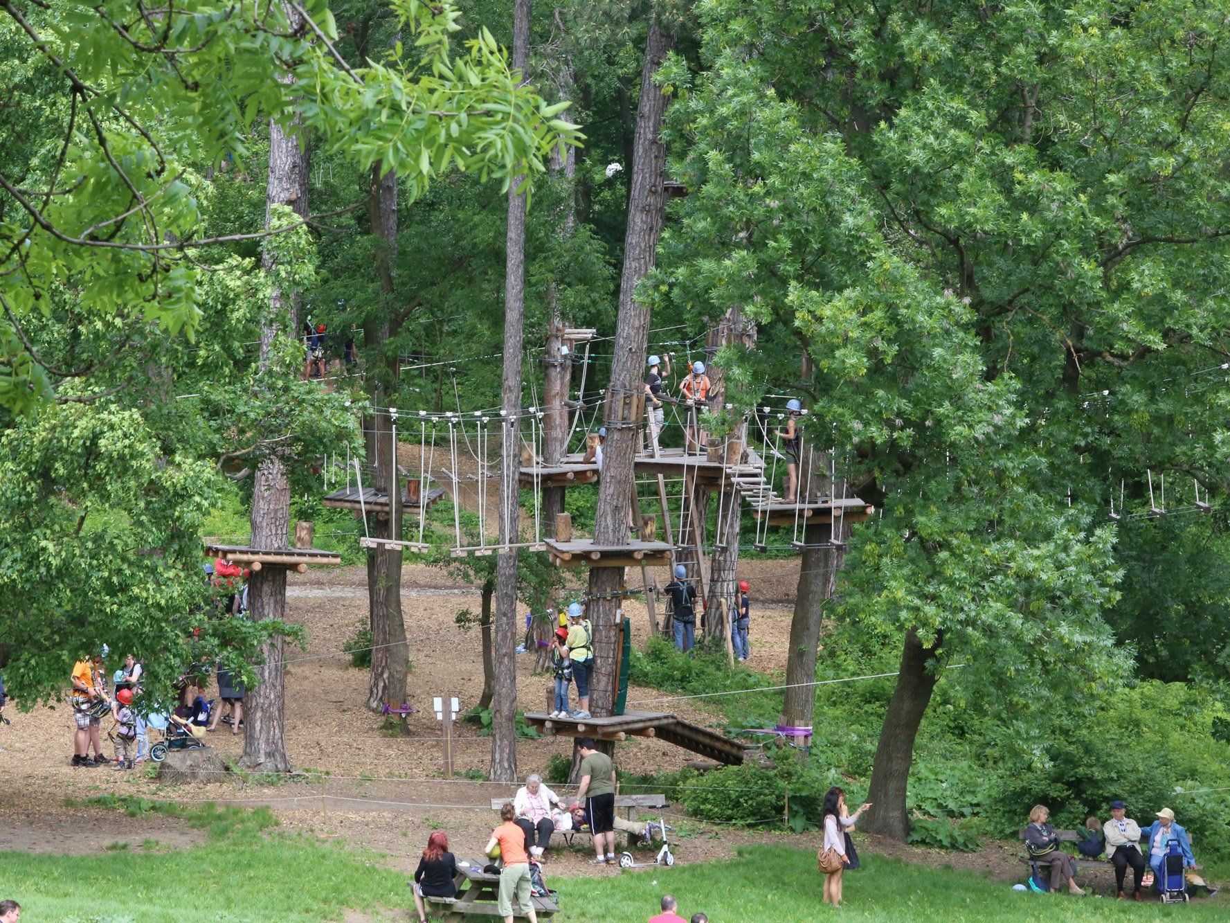 Saisoneröffnung im Waldseilpark Kahlenberg. Saisoneröffnung im Waldseilpark Kahlenberg.