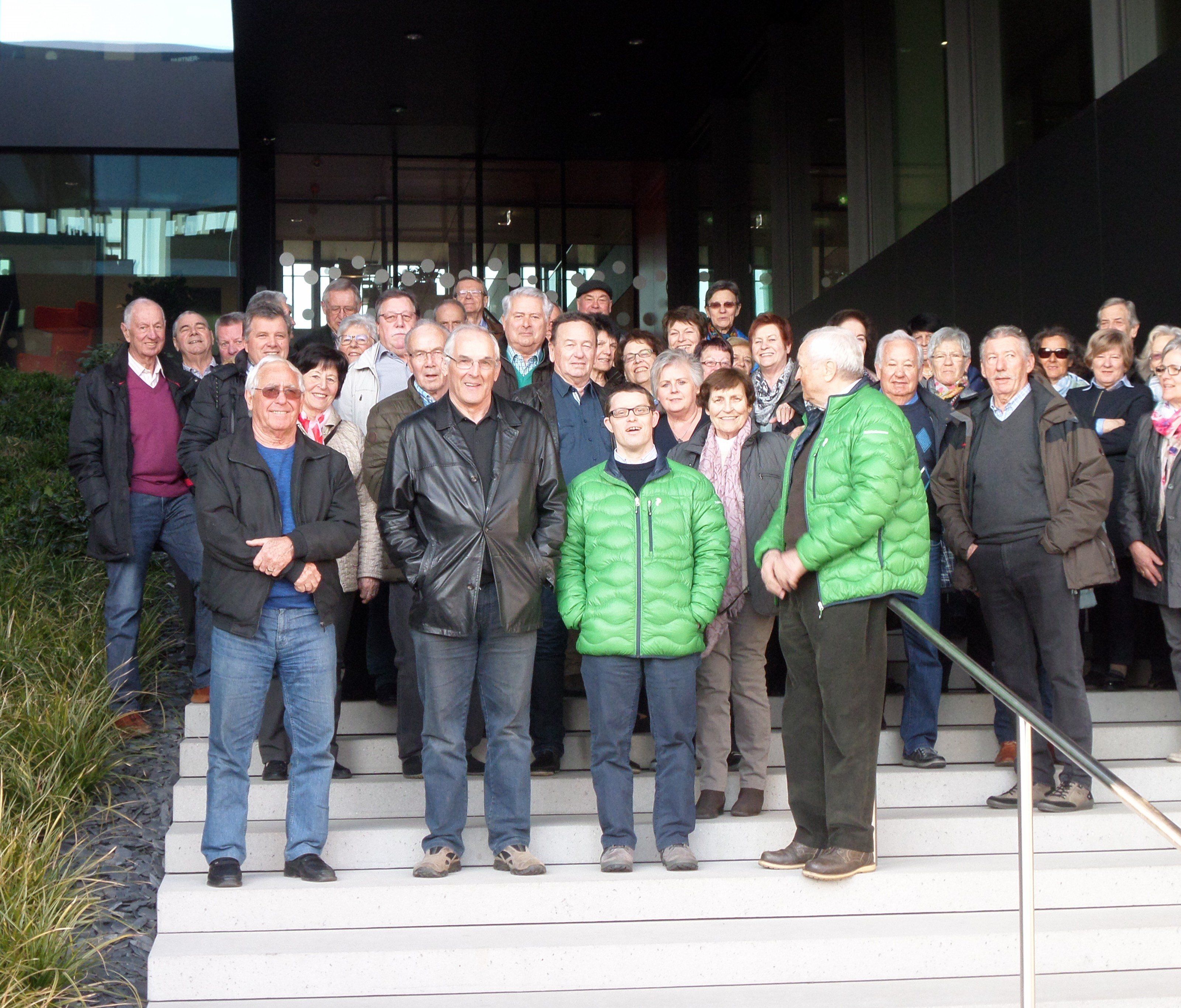Mitglieder vom Seniorenring vor dem Gebäude von Gebrüder Weiss Mitglieder vom Seniorenring vor dem Gebäude von Gebrüder Weiss