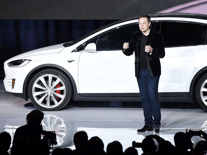 CEO Musk will bis 2018 ein komplett selbstfahrendes Auto anbieten können.