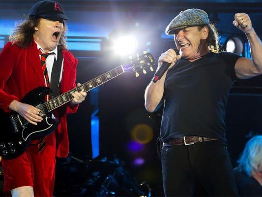 Das jahrelange Rockerleben fordert nun seinen Tribut an Brian Johnson. Das jahrelange Rockerleben fordert nun seinen Tribut an Brian Johnson.