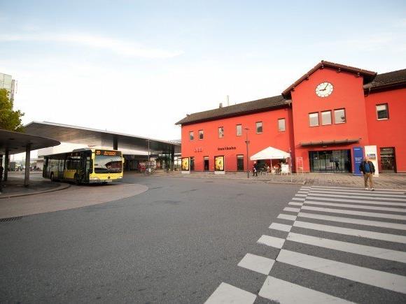 Mann beim Dornbirner Bahnhof ins Krankenhaus geprügelt. (Symbolbild)
