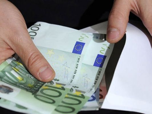 Der Mann soll mit dem Betrug seinen Lebensunterhalt bestritten haben. Der Mann soll mit dem Betrug seinen Lebensunterhalt bestritten haben.