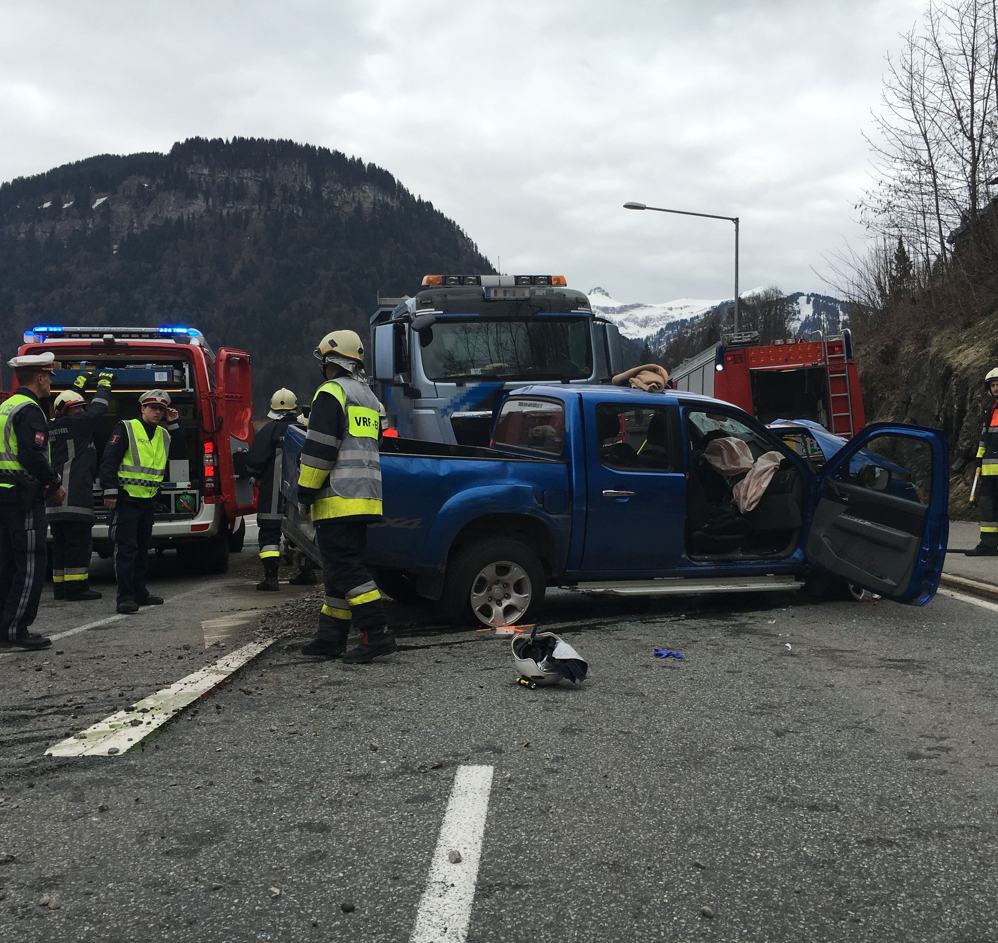 Für den Lenker des Pickup kam jede Hilfe zu spät, er verstarb noch an der Unfallstelle. Für den Lenker des Pickup kam jede Hilfe zu spät, er verstarb noch an der Unfallstelle.