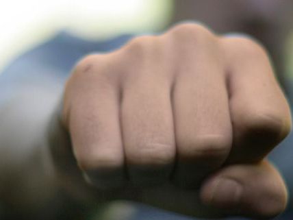 Der Vater trat auf den Buben ein, als dieser bereits am Boden lag. Der Vater trat auf den Buben ein, als dieser bereits am Boden lag.