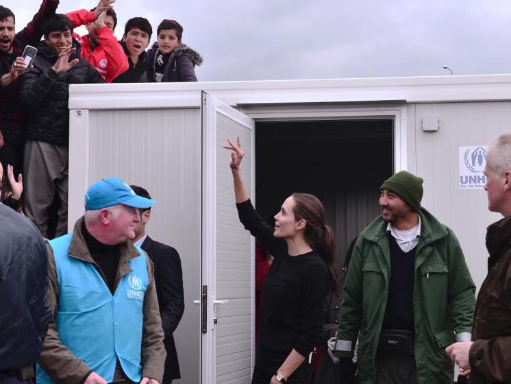 Angelina Jolie im Hafen von Piräus. Angelina Jolie im Hafen von Piräus.