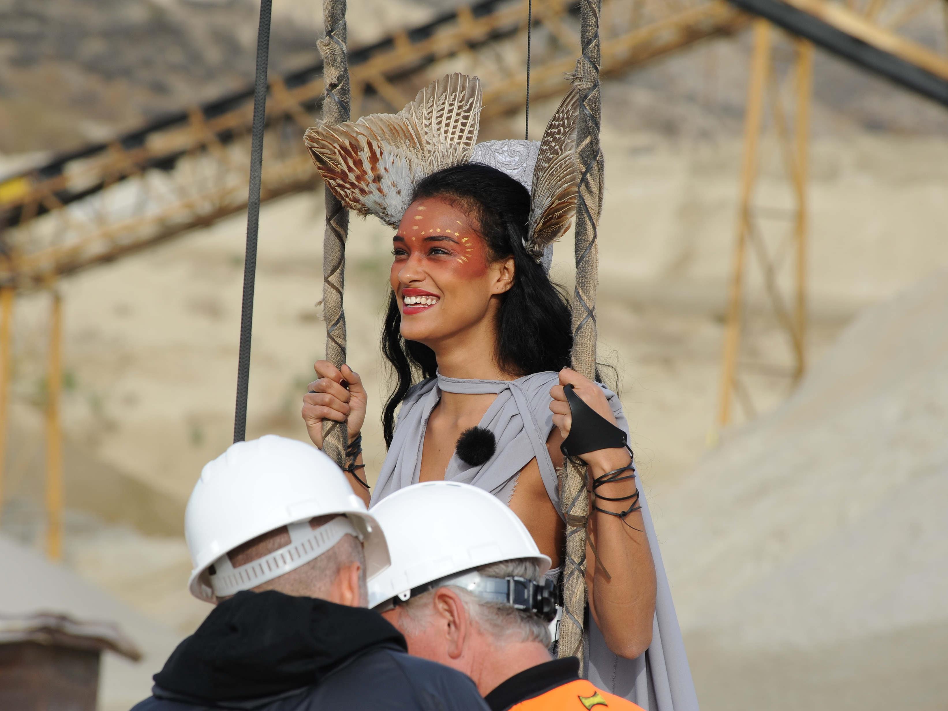 Jasmin hob im Amazonen-Look ab. Jasmin hob im Amazonen-Look ab.