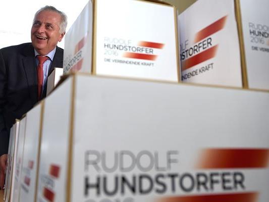 Rudolf Hundstorfer beim Einreichen seiner BP-Unterstützungserklärungen.