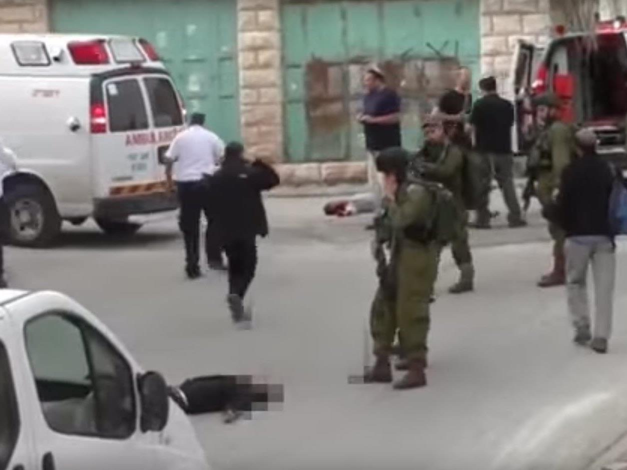 Ein Video zeigt, wie ein israelischer Soldat einen Palästinenser erschießt - und niemand reagiert.