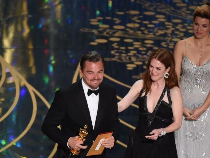Leonardo DiCaprio zeigt der "Academy" den Stinke-Finger. Leonardo DiCaprio zeigt der "Academy" den Stinke-Finger.