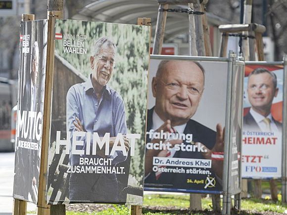 Die Präsidentschaftskandidaten (v.l.n.r.) Alexander Van der Bellen (Grüne), Andreas Khol (ÖVP) und Norbert Hofer (FPÖ) auf Plakaten Die Präsidentschaftskandidaten (v.l.n.r.) Alexander Van der Bellen (Grüne), Andreas Khol (ÖVP) und Norbert Hofer (FPÖ) auf Plakaten